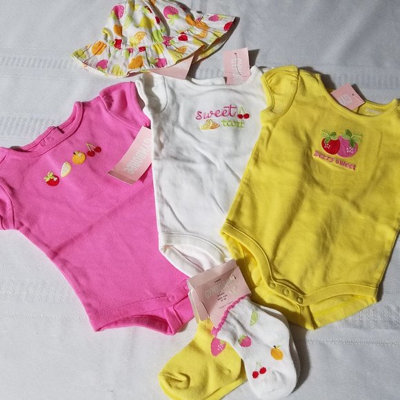 GYMBOREE Berry Sweet 0-3 month 3 bodysuits, hat & socks NWT - Picture 2 of 10